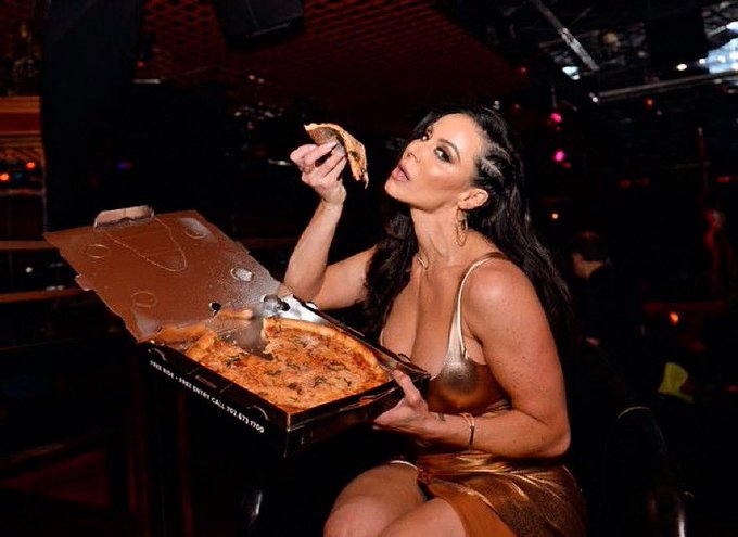 When the moon hits your eye like a big pizza pie .. that&rsquo;s a amore #NationalPizzaDay 🍕 https://t.co/<a href="/tag/nationalpizzaday"class="tags"><span>#nationalpizzaday</span></a>