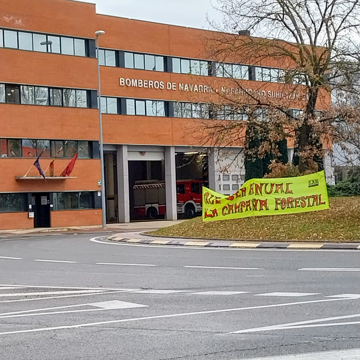 BomberosForestales.Navarra_Naf.BasoSuhiltzaileak tweet media