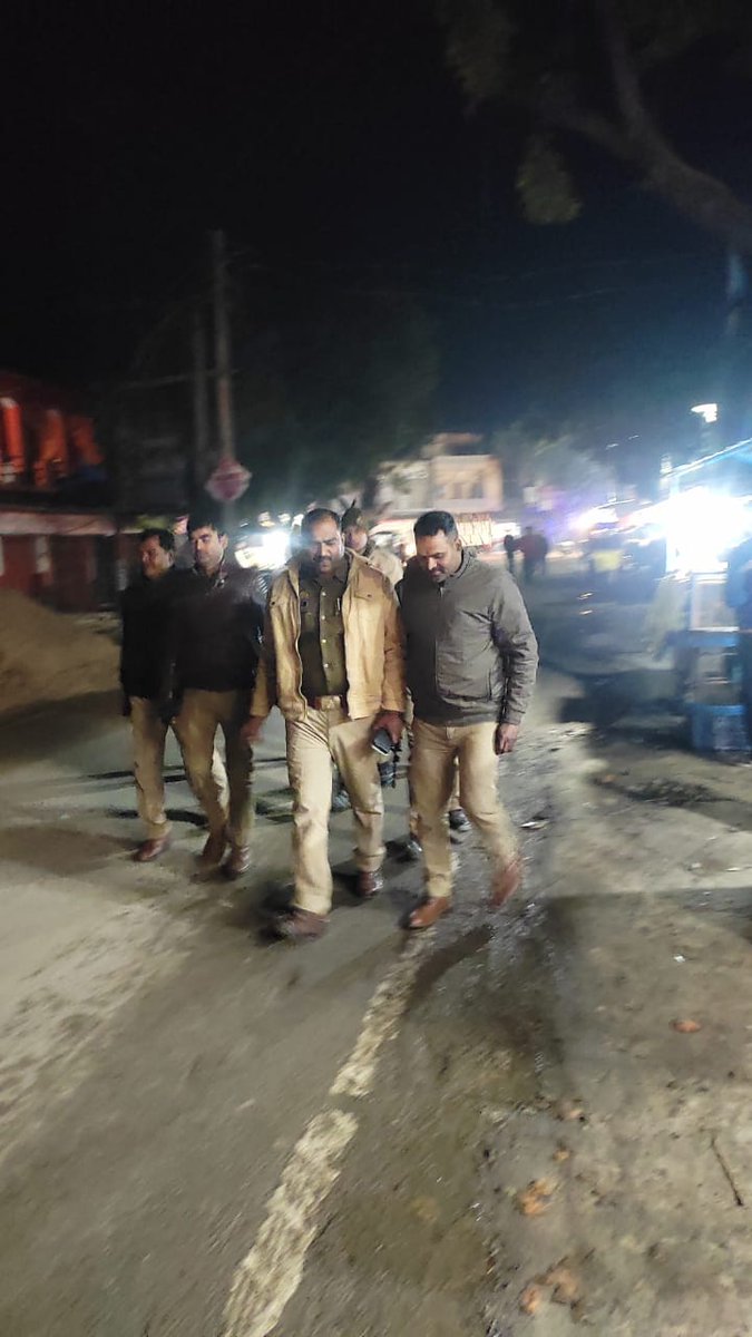 PsKarimuddinpur's tweet photo. थानाध्यक्ष थाना करीमुद्दीनपुर @pskarimuddinpur द्वारा मय फोर्स के शांति व्यवस्था के दृष्टिगत शाम कालीन गस्त की गई।
@pskarimuddinpur
@uppolice
@ghazipur https://t.co/O5LyxCHoDp