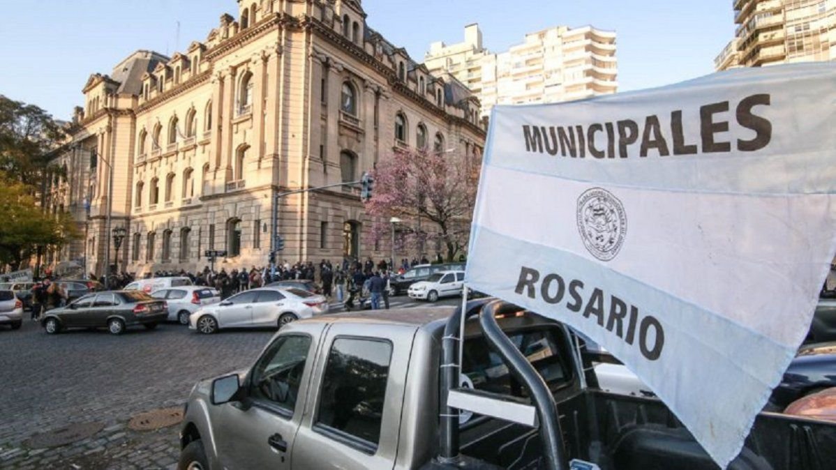 Cadena3_Rosario's tweet photo. Habrá paro de municipales el miércoles 14 y jueves 15 si no hay una nueva propuesta salarial 

👉 Lo confirmó el Secretario Gral, @RatnerAntonio.  Consideran insuficiente la oferta. https://t.co/LNsIFueOhr