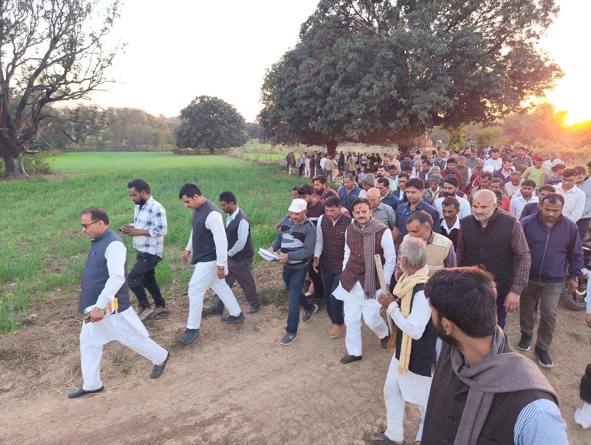 ProjsRewa's tweet photo. उप मुख्यमंत्री श्री राजेंद्र शुक्ल ने निर्माणाधीन सिरमौर रोड से सेंदुरा पहुंच मार्ग सहित ग्राम पंचायत सगरा की विभिन्न सड़कों का निरीक्षण किया। क्षेत्र की विभिन्न सड़कों का डामरीकरण किया जाना है। इनके बन जाने से कई गांव की जनता के लिए आवागमन की सुविधा सुगम होगी।

#JansamparkMP https://t.co/At3VBED88r