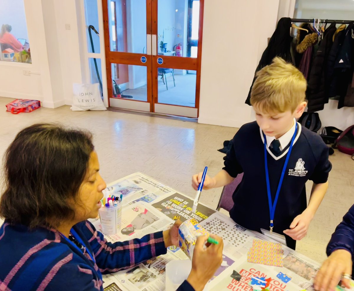 This week we did ‘decoupage’ using recycled plastic milk bottles and scrap paper to make colourful pots. This has to be the most relaxing craft we have ever done and everyone worked together beautifully. #Grandfriends #intergenerational #crafttogether #decoupage #putney #sw15