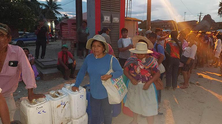 MoneyBolivia's tweet photo. Demanda de combustible crece en 60%; en el mercado paralelo se vende a Bs 13 el litro. Ante este panorama, ciertos actores aprovechan para obtener combustible de distintas maneras y revenderlo a precios inflados.
https://t.co/buWPQ9HYXI

#Money #Bolivia #GasyEnergía https://t.co/BgI4ZDgZE4