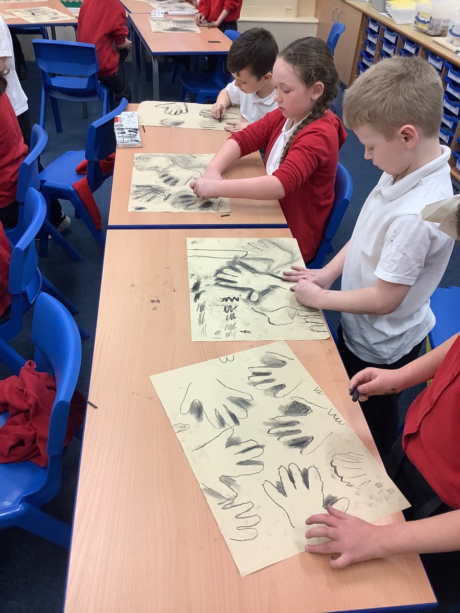 Year 3 enjoyed making their cave art drawings using their own hands with light and dark tones @FallaParkSchool @Miss_Carr_Falla @MrsMcMillanFP