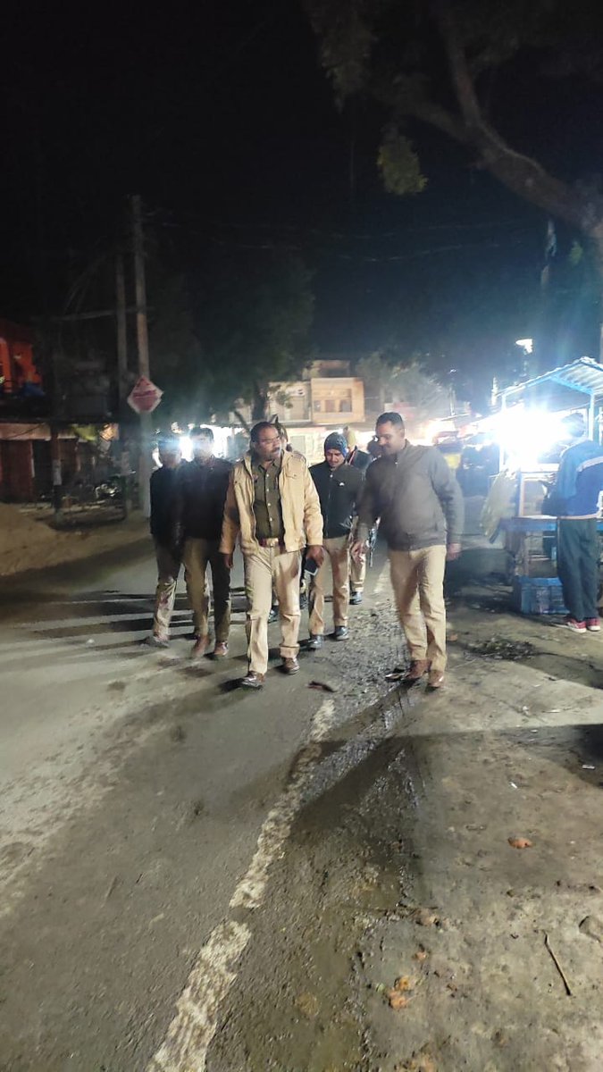 PsKarimuddinpur's tweet photo. थानाध्यक्ष थाना करीमुद्दीनपुर @pskarimuddinpur द्वारा मय फोर्स के शांति व्यवस्था के दृष्टिगत शाम कालीन गस्त की गई।
@pskarimuddinpur
@uppolice
@ghazipur https://t.co/O5LyxCHoDp