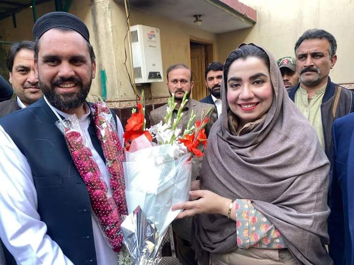 CadetWaHaB's tweet photo. یہ ہوتی ہے اخلاقیات کی سیاست،  پی کے 83 کی امیدوار ⁦سمر ہارون بلور ⁩ اپنے مدمقابل جیتنے والے  تحریک انصاف کے امیدوار مینا خان آفریدی کے گھر جا کر مبارکباد اور گلدستہ پیش کیا۔
⁦Samar Haroon Bilour⁩ ⁦⁩ ⁦#Election2024⁩ https://t.co/PKxQTaKDcm