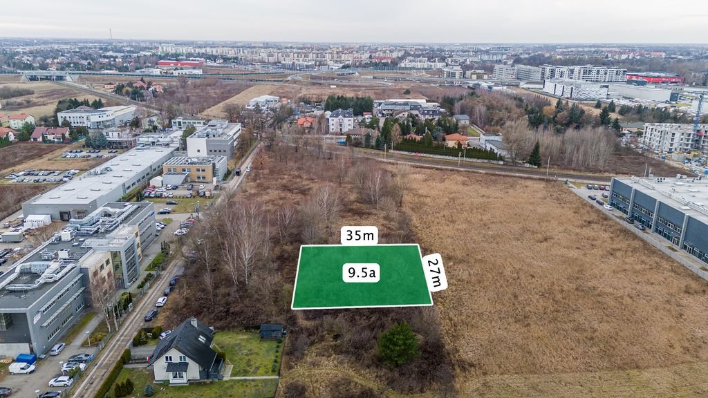 A taką oto działkę możecie kupić na warszawskich Włochach. Możecie tu wybudować dom jednorodzinny albo Pomnik Planowania Przestrzennego i Urbanistyki. 

750tys. Wspaniała :/