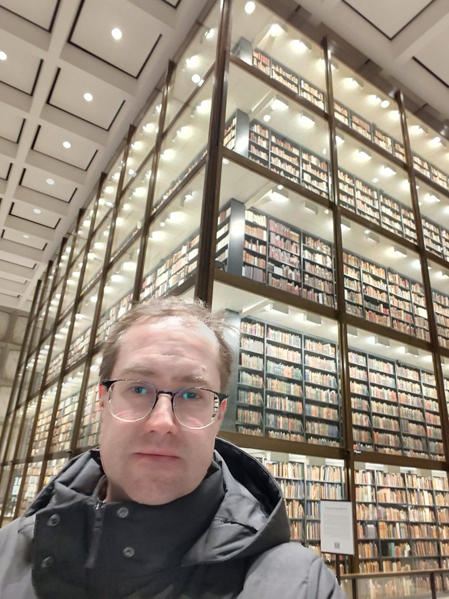 Spent a wonderful time at the gorgeous campus in @Yale, where I presented in the Yale Lectures in Medieval Studies series last night. The @BeineckeLibrary was 😍 The medievalist + DH community are a very warm nest. Thx @EstelleGvl @elotroalex for the hospitality! Now off to NY!