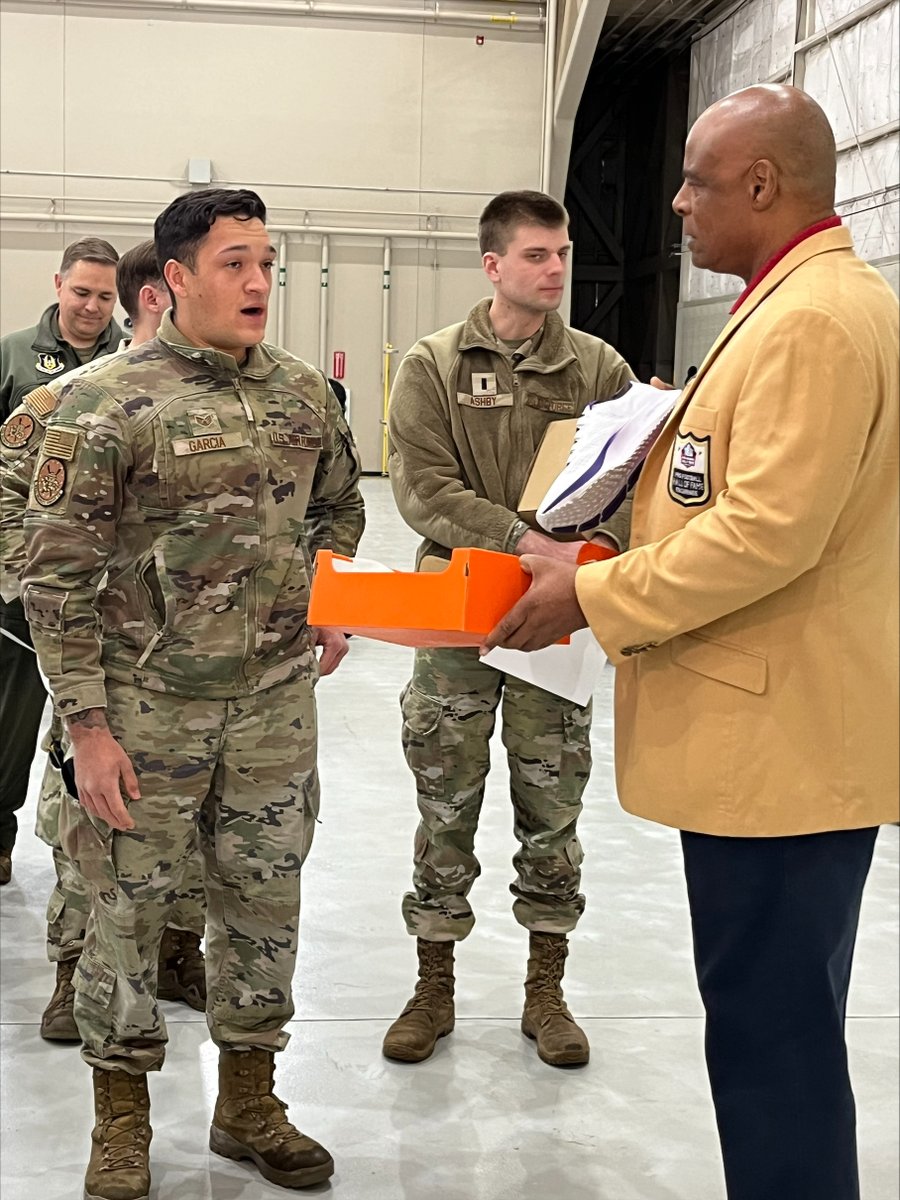 Yesterday we joined w/ partners @WellcarePlans & @SilverSummitHP & @ProFootballHOF members @WMoon1, @darrellgreen28 & @AnthonyMunozHOF to visit & honor ##military personnel at @Creech_AFB as part of our “Salute to Service 2024.” #SuperBowl #SuperBowlLVIII