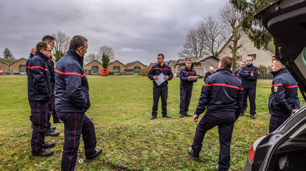 sdis08's tweet photo. Hier, le👨‍🚒passait le #FOR1 pour apprendre à transmettre aux collègues. Aujourd'hui, ce sont des accompagnateurs de proximité.
3 jours pour apprendre à :
👉Développer et maintenir des compétences individuelles et collectives
👉Accompagner la personne dans son CIS
🐗#SDIS08 https://t.co/gC7S6XHZxN