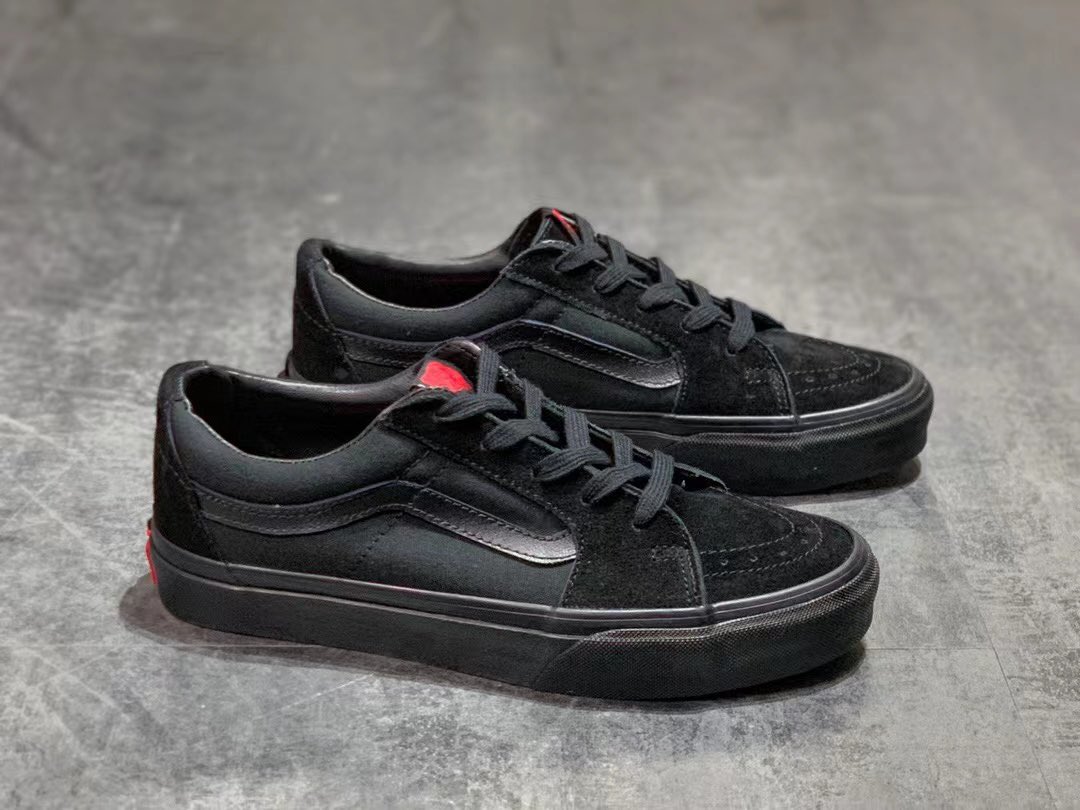 SenekartO's tweet photo. High quality VANS  old skul 
Price D 2000
Available in black&amp;white / all black 
📞 5862056 https://t.co/MgA3SkIofq