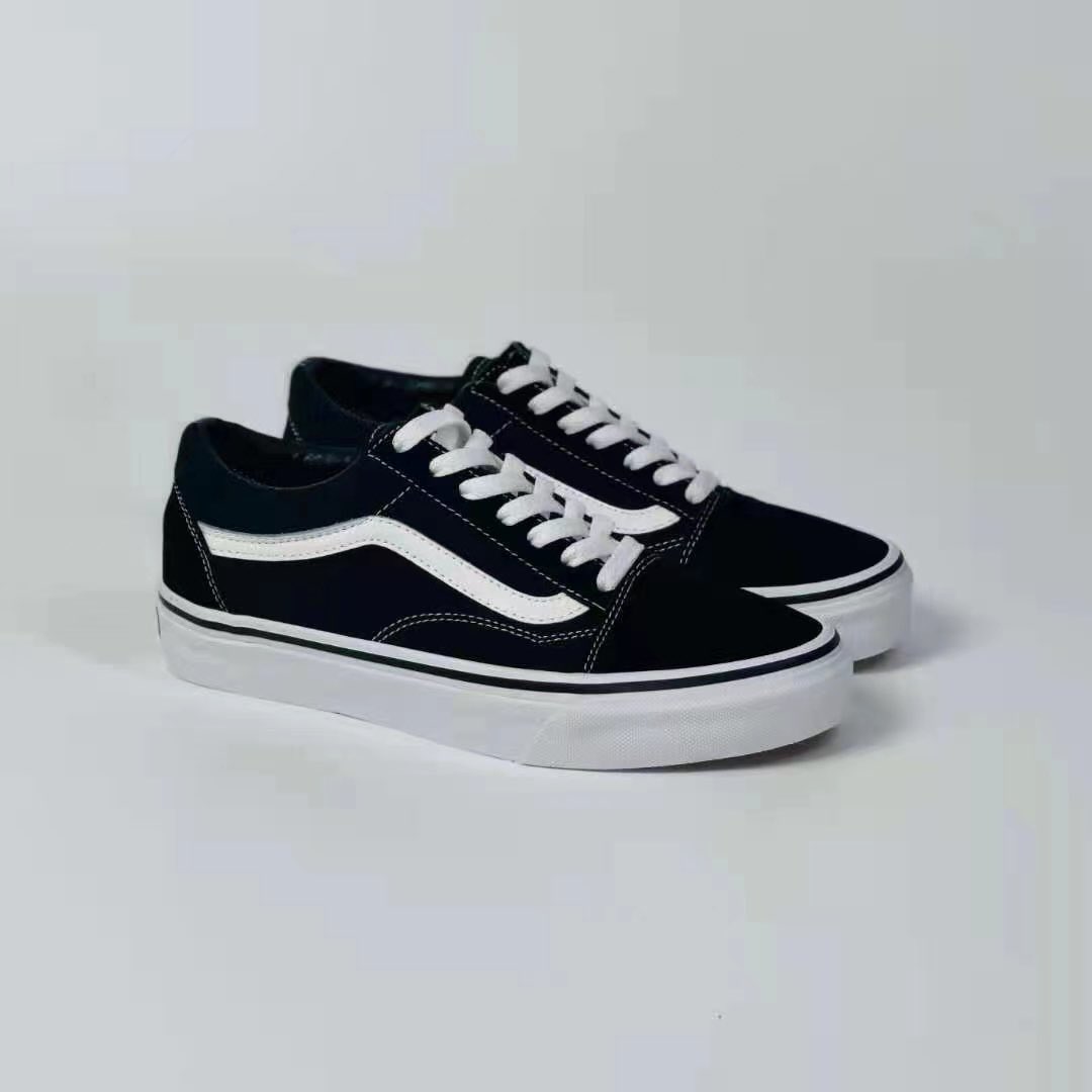 SenekartO's tweet photo. High quality VANS  old skul 
Price D 2000
Available in black&amp;white / all black 
📞 5862056 https://t.co/MgA3SkIofq