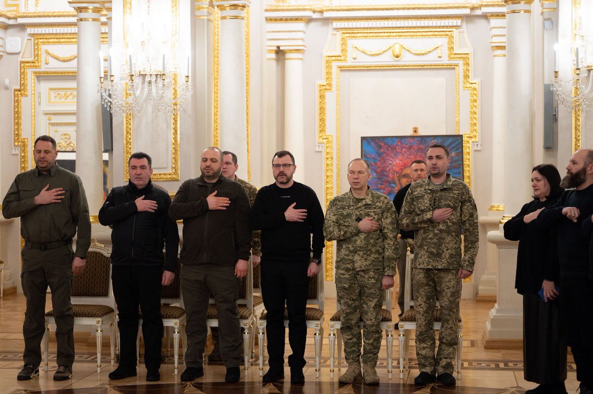 AndriyYermak's tweet image. Вітаю наших військових, героїв, дякуємо кожному за захист України.

Також щиро вітаю генерала Валерія Залужного та генерал-лейтенанта Кирила Буданова з присвоєнням високого звання — «Героя України». 

🤝