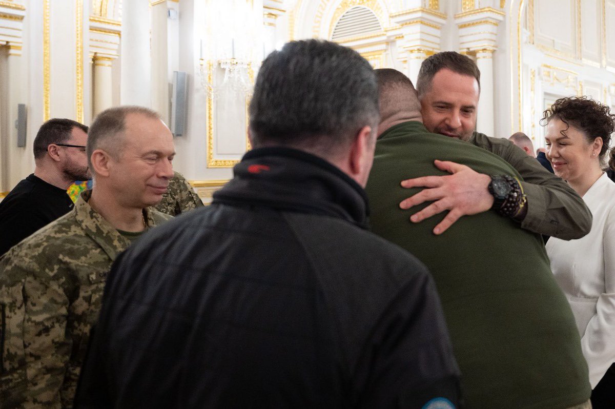 AndriyYermak's tweet image. Вітаю наших військових, героїв, дякуємо кожному за захист України.

Також щиро вітаю генерала Валерія Залужного та генерал-лейтенанта Кирила Буданова з присвоєнням високого звання — «Героя України». 

🤝