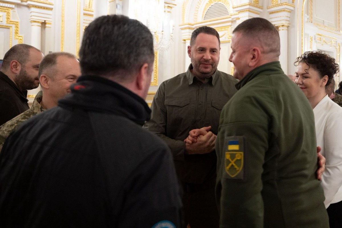 AndriyYermak's tweet image. Вітаю наших військових, героїв, дякуємо кожному за захист України.

Також щиро вітаю генерала Валерія Залужного та генерал-лейтенанта Кирила Буданова з присвоєнням високого звання — «Героя України». 

🤝