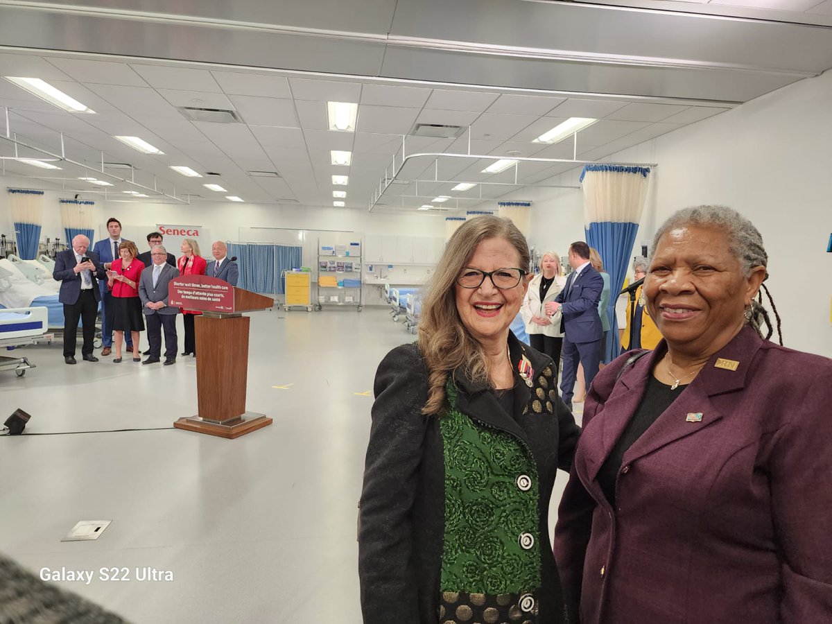 RNAO President @ClaudetteHollow & CEO @DorisGrinspun stand tall & proud as PM @JustinTrudeau & Premier @fordnation with Minister of Health @SylviaJonesMPP announce the agreement on the transfer payments, which includes funding for team-based models such as #NPLCs at @SenecaPoly.