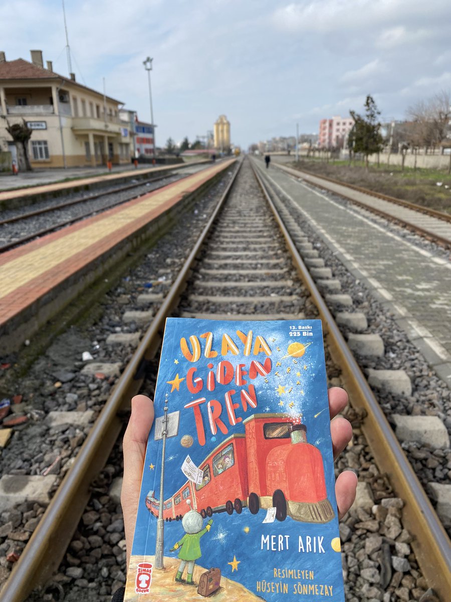 hayatsahnesiii's tweet photo. Mert Arık- Uzaya Giden Tren📚
“Büyüdüm...
Hayatımda trenler hep oldu. Yetiştiğim, geciktiğim, kaçırdığım , yolunu gözlediğim trenler...
#mertarık #uzayagidentren #kitap #erkanoral #siradanortmenerkan #orali #bismil @mertarik100 https://t.co/kqQXtHFSny