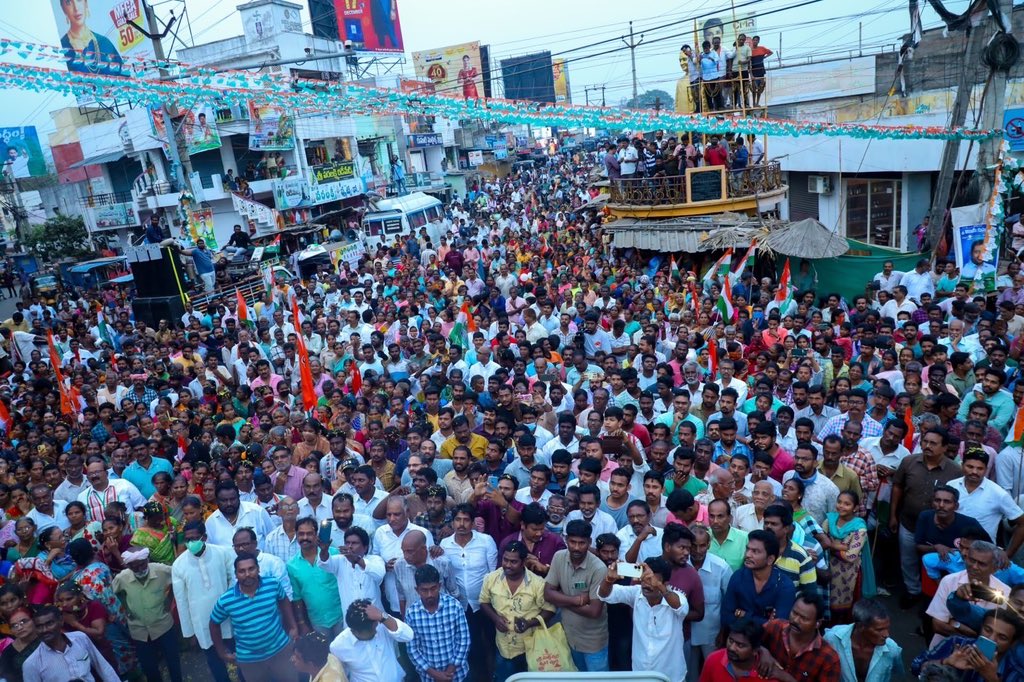 Massive Crowd joined YS Sharmila's Yatra in Tuni, Andhra Pradesh 🔥🔥

#AndhraPradesh #AndhraElections2024