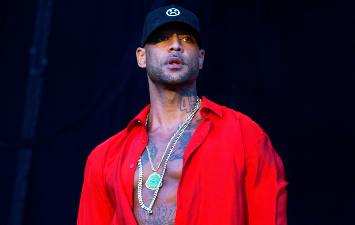 ActuFoot_'s tweet photo. Booba explique pourquoi il qualifie Kylian Mbappé de "surcôté" :

« C'est pas un clash, t'es surcôté, tu sers à rien, t'es un outil du système. Zéro LDC, zéro prise de position (comme la plupart). Va au Réal apprendre la vie avec Vinicius. Bon courage. »

(X) https://t.co/kg4fBHX6t7