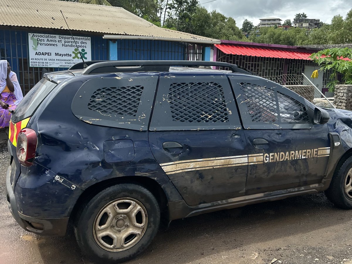 tegnererik's tweet photo. 🧵Thread - Du côté des forces de l’ordre à #Mayotte l’angoisse pointe. Parmi les gendarmes mobiles engagés hier soir, certains craignent de retourner sur le terrain au risque d'être mutilé par la violence. Certains disent qu’un drame risque d’arriver. Aperçu des voitures⤵️ https://t.co/ifKIOmBMLL