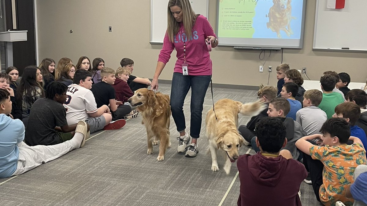 oakhillslions's tweet image. Today is the much anticipated 💙DOG🐶DAY💙 for our 7th Grade Science students! Students are learning all about how dogs communicate &amp;amp; their unique adaptations by interacting with a few of our furry friends! @mruffin15 @giffwhitehead #LionsLearning #DogDay #science