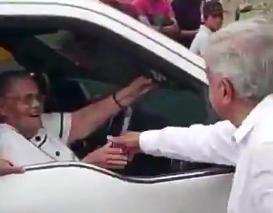 HaroMirna's tweet photo. @juliopatan09 @heraldodemexico Ya se sospechaba, la confirmación vino cuando saludó a la mamá del chapo. Ahí ya no hubo dudas. https://t.co/ynnKESoAWq