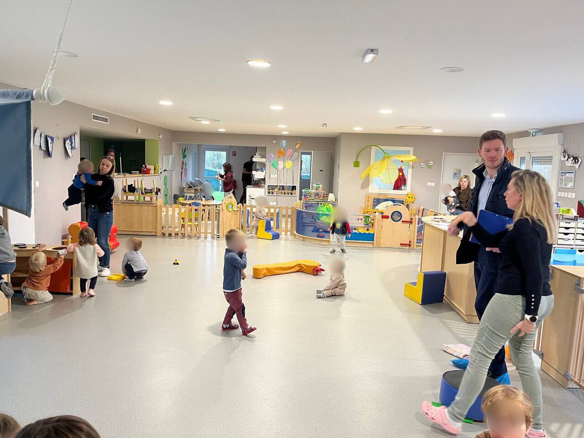 MarchioMatthieu's tweet photo. 🤝🏻 J’ai visité, en tant que deputé membre de la commission d’enquête sur l’accueil en #crèche, la micro-crèche de #Dechy et la crèche associative de #FlinesLezRaches.

👶🏼 Un excellent accueil des jeunes enfants et beaucoup d’éléments qui permettront de nourrir ma réflexion. https://t.co/KL7CRK2FY2