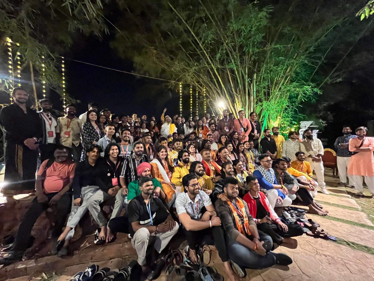 Ramotsavyatra's tweet photo. Team #RamotsavYatra all influencers and volunteers with @SriSri 🙏 https://t.co/z3O09RmVys