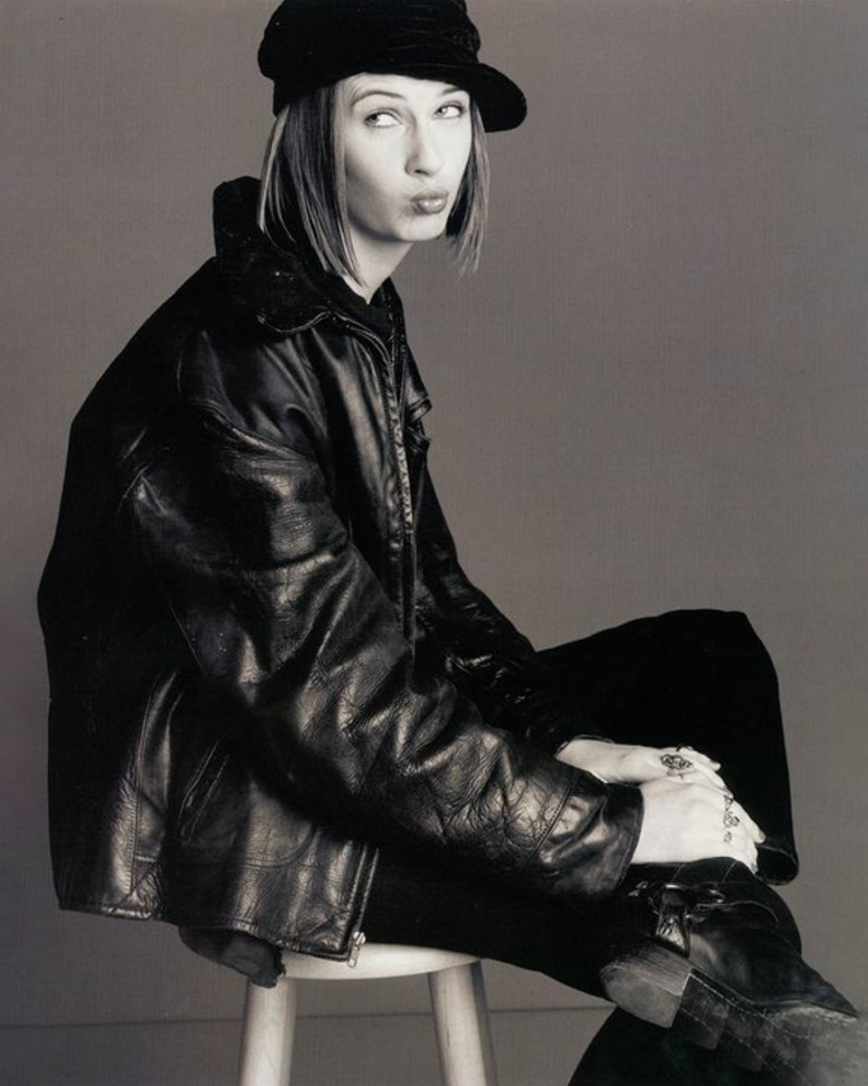 tabithasoren's tweet photo. #FridayFlashback Gap Ad via @stevenmeiselofficial & @juliendys || Guess the year?
.
#kissoff #memories #history #throwback #happyfriday #fridaymood #printad #artistmother #backinblack #icandonothingwiththishair #90s https://t.co/4nIsuF3bvk