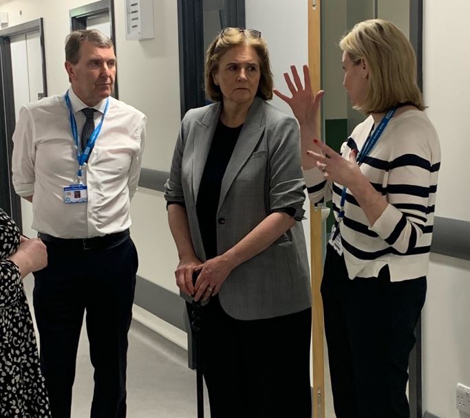 STSFTrust's tweet photo. This week we welcomed Chief Operating Officer of NHS England Dr Emily Lawson 👋

During the visit she was shown around ED and the new IIU at Sunderland Royal 🏥

She also talked to the teams about how they are helping to improve patient flow and experience 🙌 https://t.co/jI7aVIb19Y