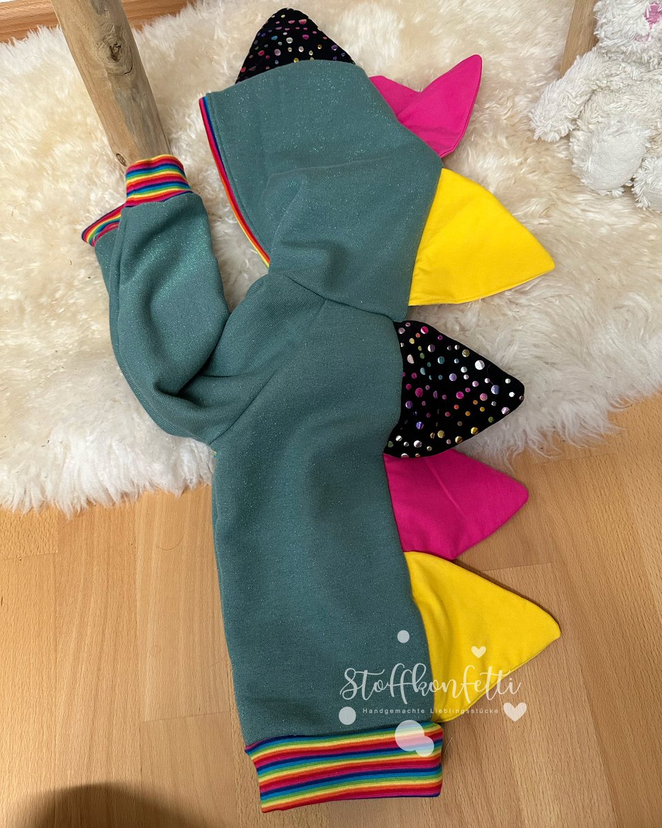 K3 läuft jetzt „whaaaa“ fauchend hinter K2 her 🦖🦄. Dinocornkostüm scheint zu gefallen 
#nähbubble