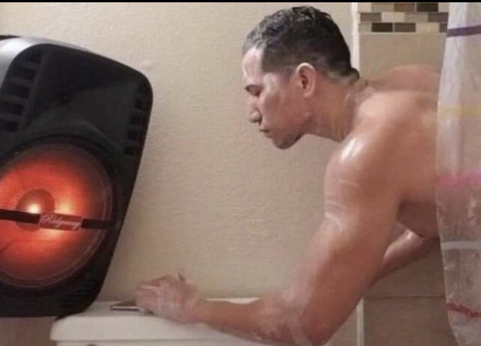 itsD3lay's tweet photo. yo saliendo de la ducha para pasar la canción: https://t.co/saPZPTYoXB