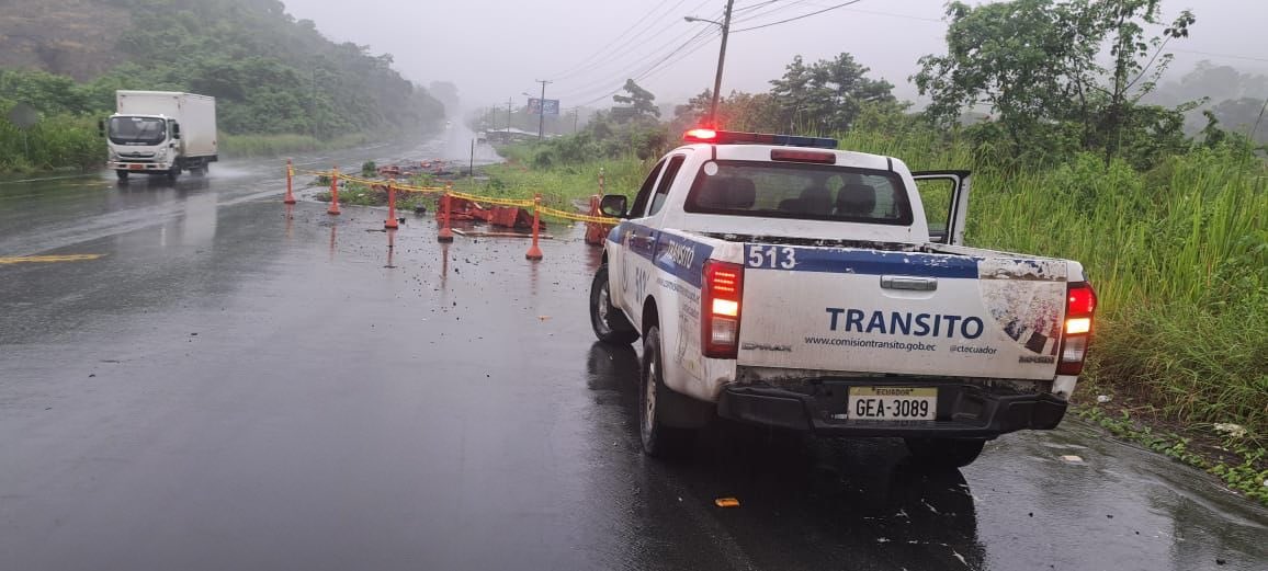 CTEcuador's tweet photo. 🚨Precaución🚨 #Manabí |🚧 Vía parcialmente habilitada 🚧
Circule despacio por la vía sentido #Jipijapa - #Cascol, en el km. 75 sector Las Cañitas.
Agentes de la #CTE dan tránsito en la zona donde se produjo un socavón producto las intensas lluvias registradas en el sector.
#CTEinforma