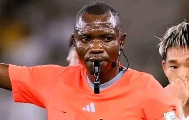 #RDC Football: L'arbitre congolais Jean Jacques Ndala a été retenu par la Fédération internationale de football association [ FIFA ] parmi les 13 arbitres africains prévus pour officier des matchs de la Coupe du monde 2026.🛑🇨🇩