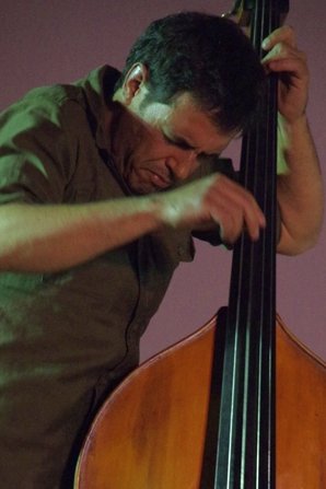 newjazzword's tweet image. #Extendedstring techniques #tonalambiguity + #motif divisions R #omnipresent w. #ErnestoRodrigues #viola #Flak #guitar @FredLonbergHolm #cello #JoãoMadeira (pic:#SOConnor) #bass + #JoséOliveira #drums on #TheGivingTreeMovingOn Review: jazzword.com/reviews/rodrig…
#Portugal #US #improv