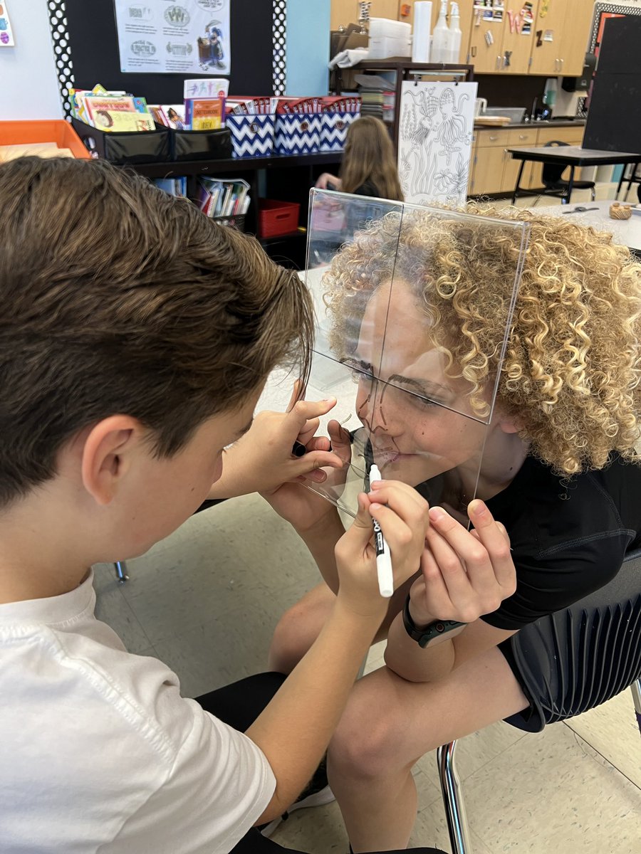 MrsSims7's tweet image. 5th grade artists practicing their observational drawing skills! @RiverRidgeElem