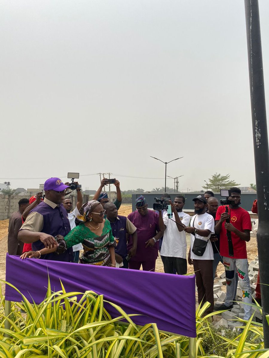 _Gabri3llaa's tweet photo. The unveiling of @Shalomparkng’s most prestigious properties👏. If you’re looking for a place where it's like you're on vacation, Shalom Park Estate is the right place for you 👍 

 #ShalomParkLaunch https://t.co/fj0MCWI4Zl