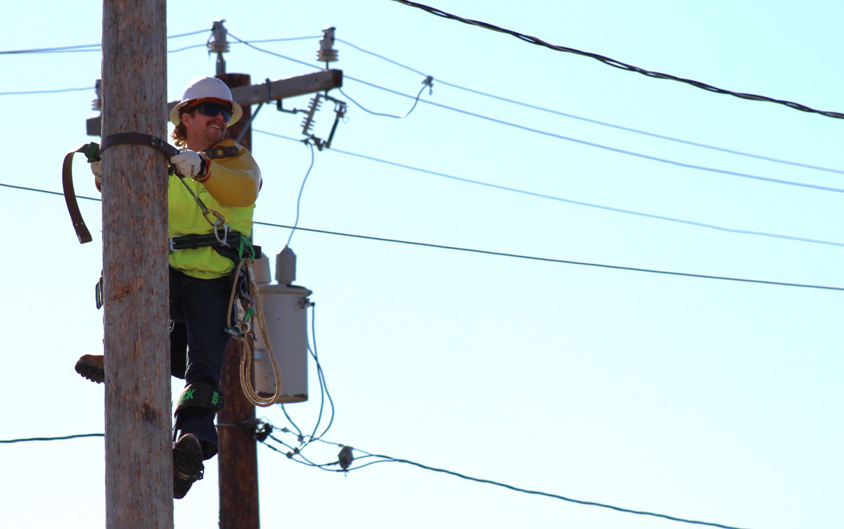 NEPPA_Littleton's tweet photo. We enjoy seeing our #students #smiling as they complete their first week of #ApprenticeLineworker #classes! #Congratulations to the class of 2027!  You've #tackled the #beginning of this #journey with #determination and #resilience. 

#publicpower #communitypowered https://t.co/ZINAFNiY4a