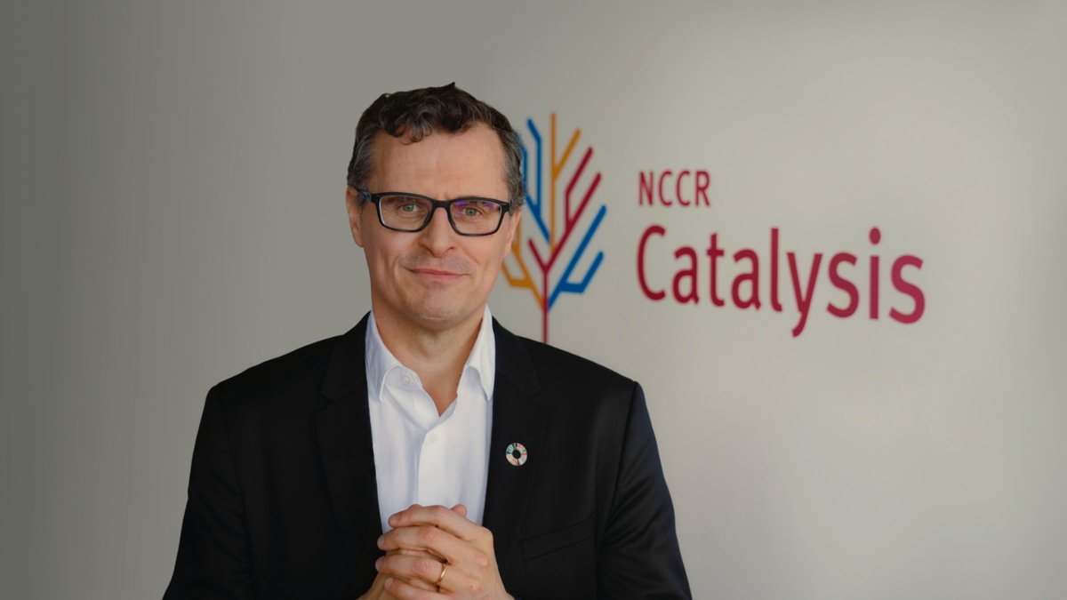 Our Director @catalysis_eth receives the 2024 Award for Excellence in Natural Gas Conversion for advancing the recycling of CO2 for sustainable methanol production at a practical scale, his visionary leadership and the far-reaching impact of his work. Congrats, Javier! 🥳