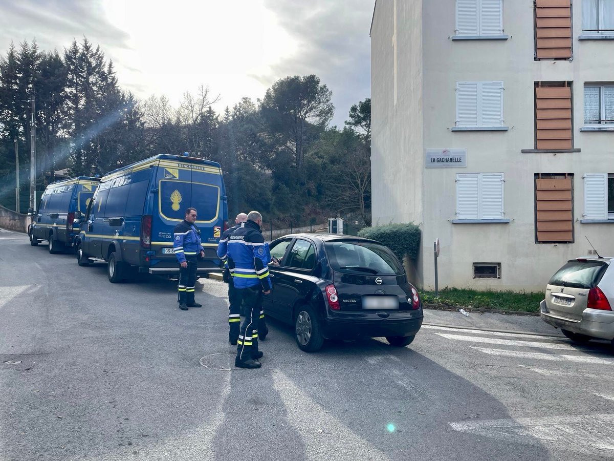 Gendarmerie's tweet photo. #PlaceNette 🛡️ 255 militaires et un escadron « Guépard » engagés contre la délinquance dans le département du #Var :
➡️ 660 personnes et 580 véhicules contrôlés 🚘
➡️ Saisie de cinq véhicules et de 370.00 euros 💶
➡️ Cinq interpellations ⚖️ #NotreEngagementVotreSécurité https://t.co/W6sNd41fvs