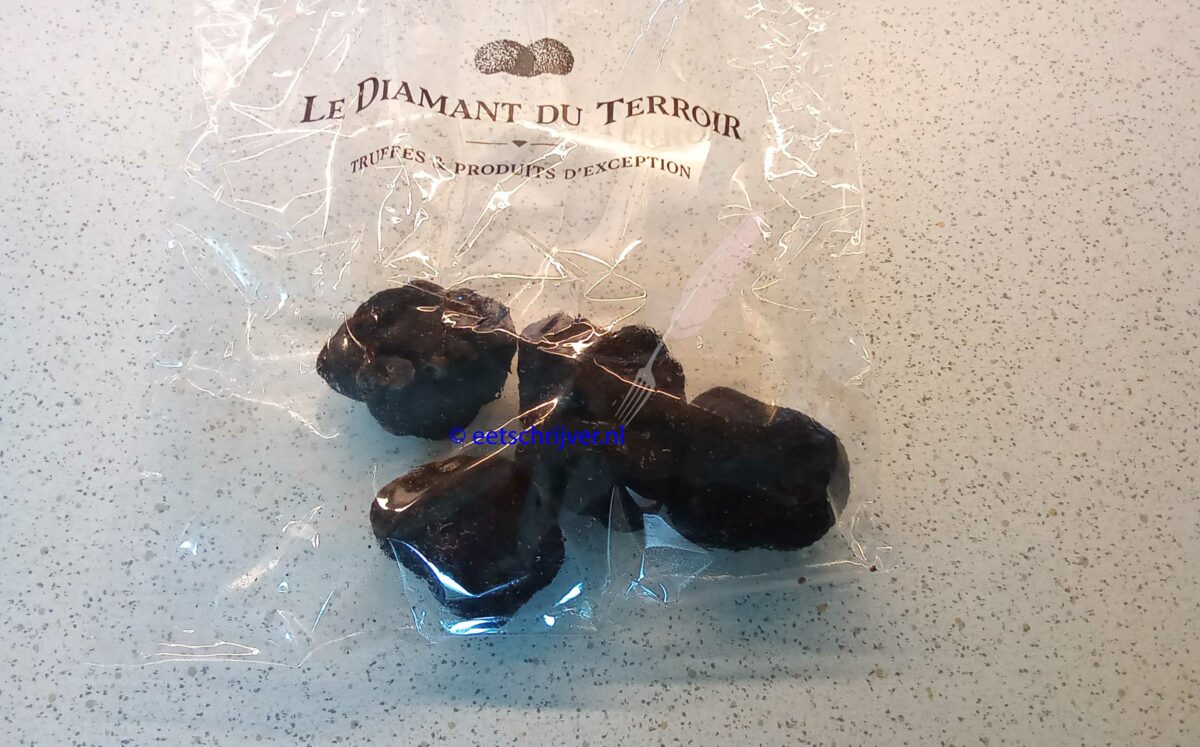 Nieuw op eetschrijver.nl: Valentijn. Vind je dat commercieel en stom, bespaar je dan de ergernis. Maar heb je zin in een romantisch culinair feestje: eetschrijver.nl/2024/02/09/val… Vandaag het voorgerecht: verse tagliatelle met zwarte truffel. RT is liefde, een donatie karma!