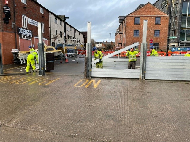 Our @EnvAgencyMids #Shropshire and #Herefordshire field team have deployed phase 1 of the #Frankwell #Shrewsbury demountable barriers today ahead of a peaking #severn this weekend @ShropCouncil @theatresevern