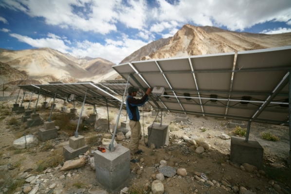 Largely unrecorded in most countries, off-grid #RenewableEnergy is believed to be expanding rapidly, filling the gap of electricity access in communities.

See <a href="/IRENA/">IRENA</a> statistics report on off-grid power capacity &amp; related major trends, in 3 languages: irena.org/Publications/2…
