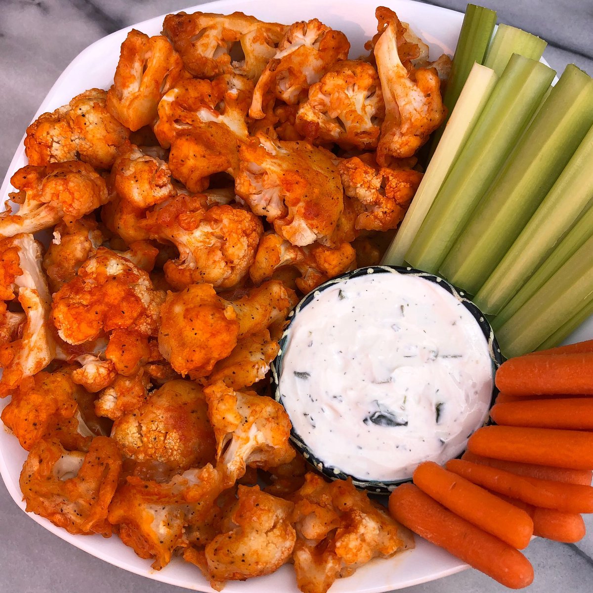 These #GlutenFree cauliflower buffalo bites are a must for the #SuperBowl ‼️ If you 💙 cauliflower like me then you will definitely love, and even if you don’t, I think this will change your mind😉 Recipe at glutenfreefollowme.com/recipe/caulifl… 🏈🔥 #superbowlsnacks #glutenfreesuperbowl