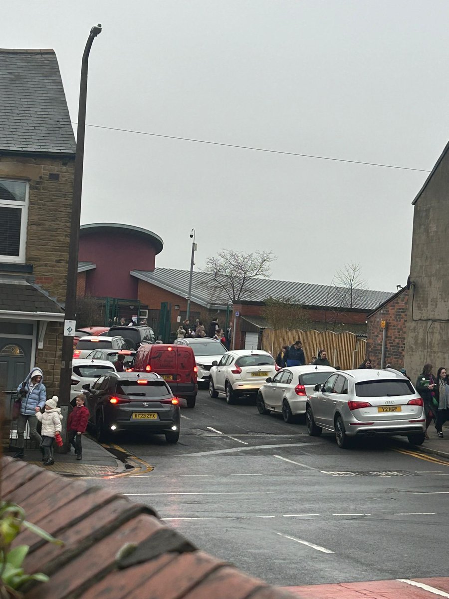 KB02OWN's tweet photo. @CllrSteveHunt please can we get parking enforcement back at Darton primary? Can @BarnsleyCouncil take ownership of the issues. Traffic parked on the main road is dangerous &amp; the TRO is being ignored at school times. My access was blocked again today by illegally parked cars https://t.co/GwIyKyNv70