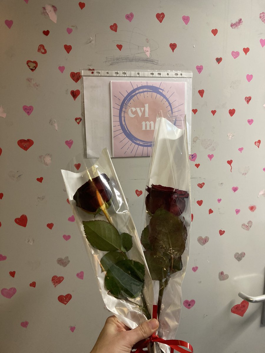 Un peu de douceur à <a href="/JJRSarcelles/">Lycée Jean-Jacques Rousseau de Sarcelles</a> grâce au CVL. Flower power 🌹💐