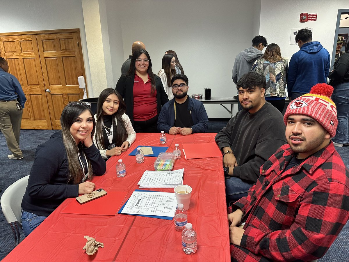 Bel Air HS Seniors from @YsletaISD taking advantage of an opportunity to sharpen their writing skills and increase their chances of securing scholarships! @ESCRegion19 @pacovey @BrendaChR1 @BA_Highlanders @ESC19MEP_MKV @cis_belair