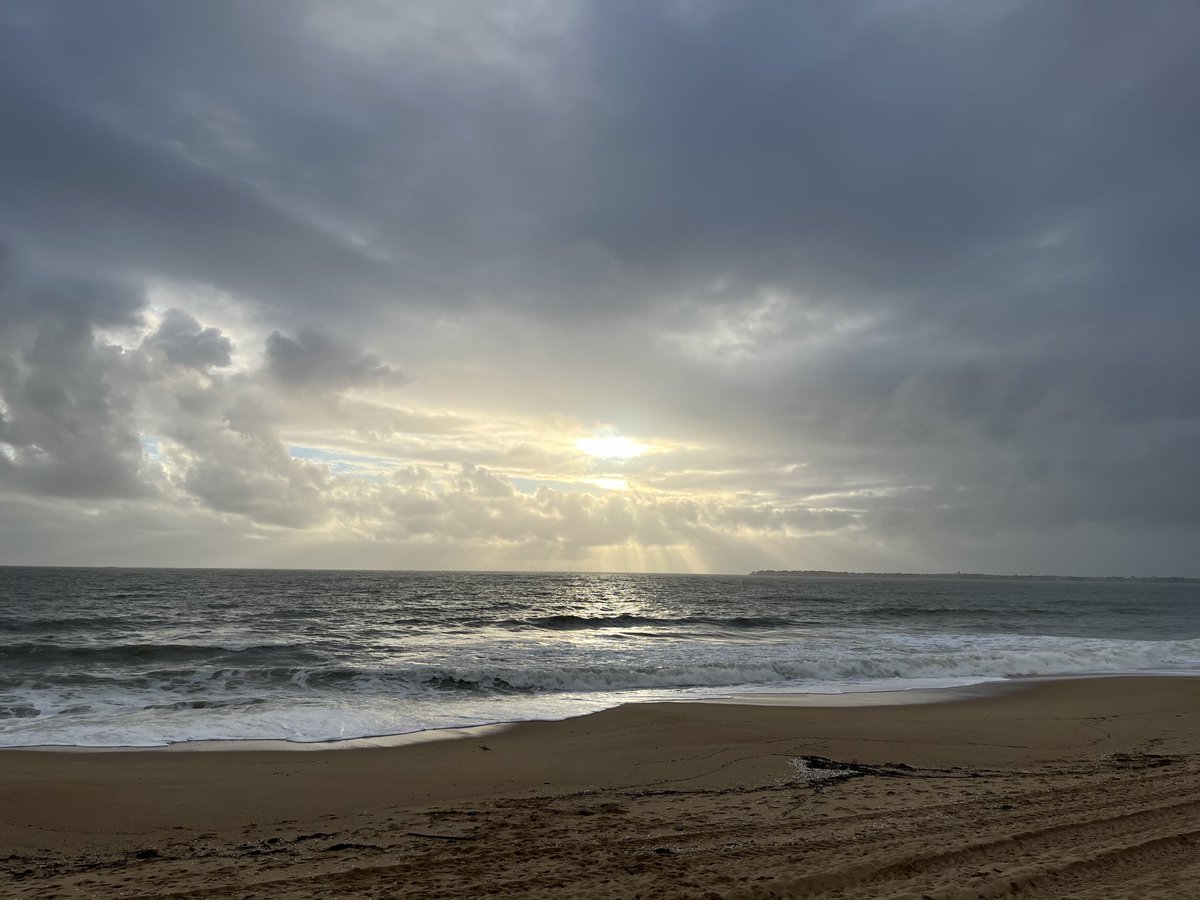 AnnePatinec's tweet photo. Week-end de grandes marées à #LaBaule https://t.co/RiN67icVri