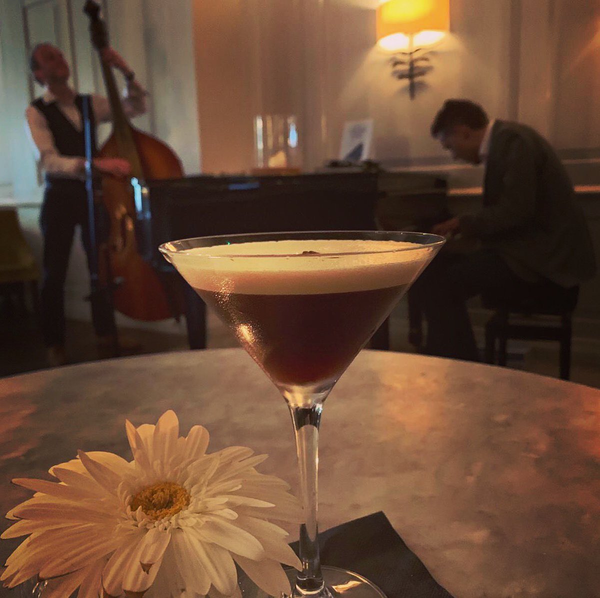 This weekend at @gonvillehotel #jazz sessions! @RobinPjazz @louismanouche Fri 7-9pm #pianojazz, then Robin w/ @dulciemaymoreno #vocaljazz Sat 6:30-9pm. Free to enjoy in the #cocktails bar! #Cambridge #whatson #livejazz #piano #pianojazz #jazzsinger