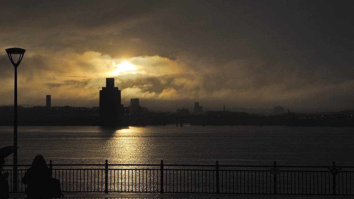 bingus2013's tweet photo. Moody skies over the #merseyriver https://t.co/DxiHFrc0lu